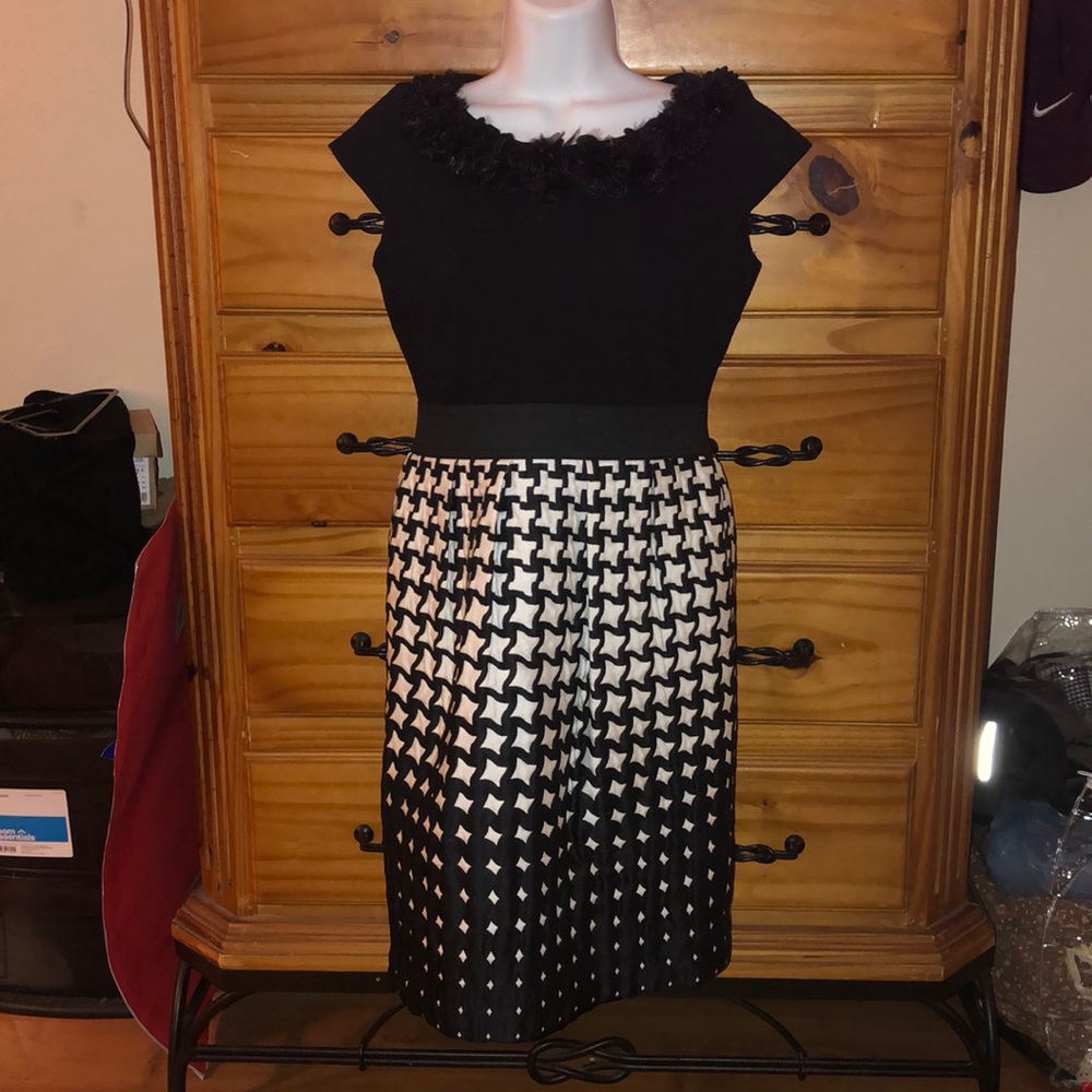 Absolutely stunning black and whit Taylor Dress